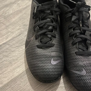 Fotbolls skor - Säljer fotbollslåt som är ett fåtal gånger använda i storlek 40! Torkas självklart av innan leverans 