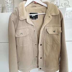 Skitsnygg herr höstjackan🔥 - Säljer min killes snygga höstjacka från Pull&Bear som är köpt i Barcelona. Jagcka är använd en gång så den är In princip nu utan prislapp🤩