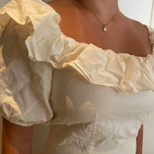 Vit sommarklänning i linne - Vit sommarklänning med frans detalj  Nästan aldrig använd, bra skick Klänning går precis över knäna Material: linen blend