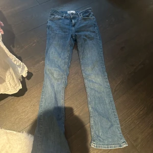 Lågmidjade zara jeans - Jätte snygga bootcut jeans som inte kommer till användning längre men har bara använts ett fåtal gånger 