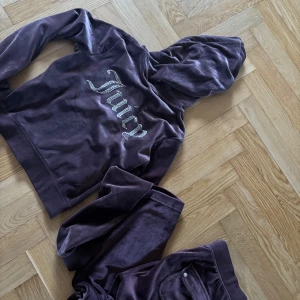Juicy couture set - Fin brun färg. Köptes på nellys hemsida för cirka ett år sedan men används enbart ett par gånger. Inga skavanker och väldigt fint skick🤎