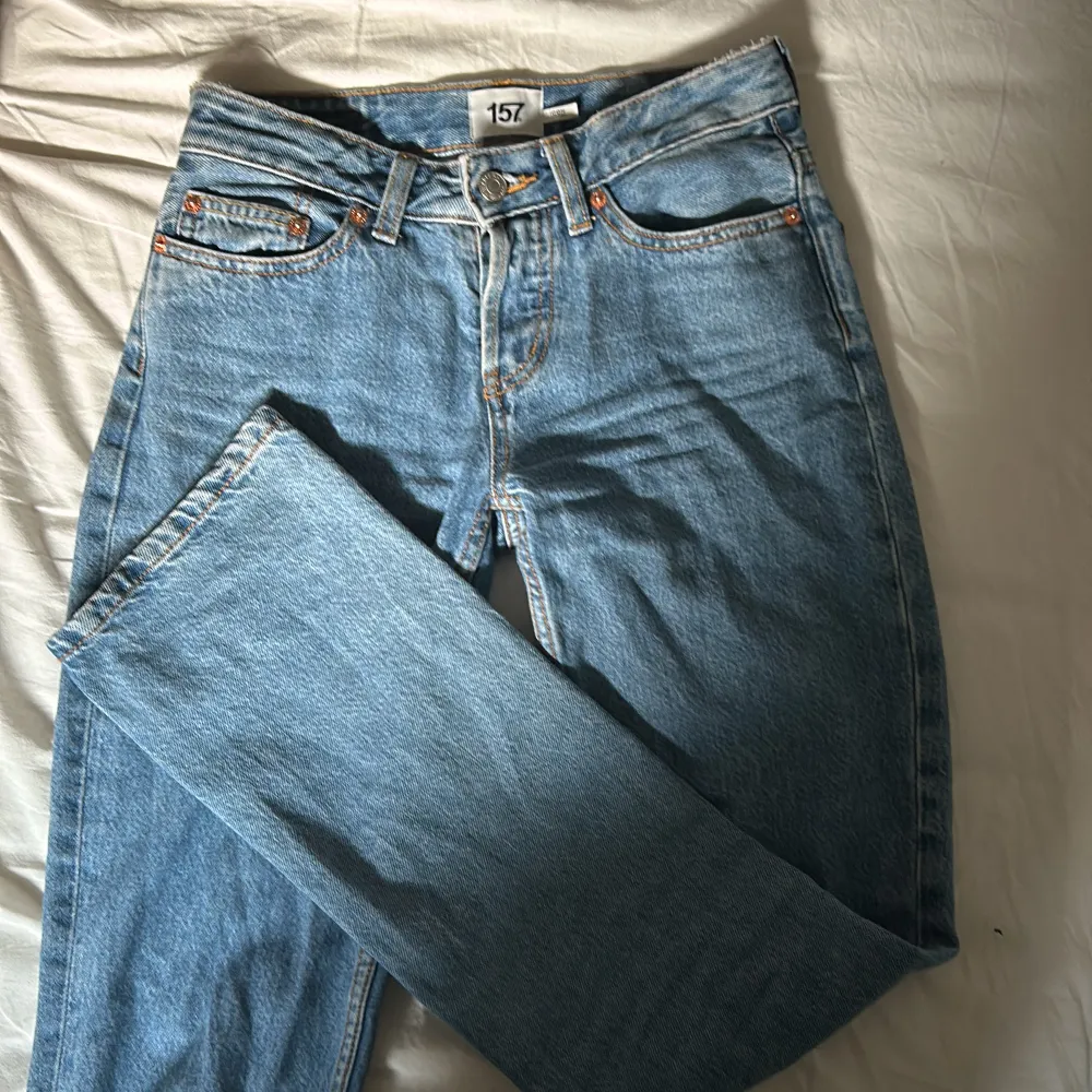 lågmidjade jeans från lager 157, köpta för 1 månad sen ungefär, säljer då dem inte kommer till användning mer. Storlek xxs men passar mig som vanligtvis hat xs, hör av er vid frågor!🩷. Jeans & Byxor.