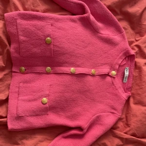 Rosa kofta från Zara -  Superfin rosa kofta från Zara i storlek S. Köptes för 300 på zara säljer för 179 kr