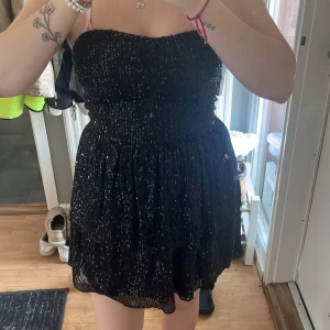 Glittrig klänning - Fin klänning passar perfekt till nyår/festfirande och är använd en gång 