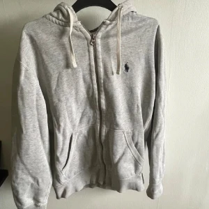 Ralph Lauren Zip Hoodie - Helt ny, säljes pga att den inte passar. Köpt från plick i nyskick.  För frågor eller fler bilder, tveka inte att skriva till mig här på plick:) 