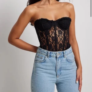 Korsett topp från Nakd💕 - Jättefin spetskorsett topp från Nakd i strl 70A, aldrig använd så lappen är kvar på💕Nypris 549 kr, mitt pris 300 kr