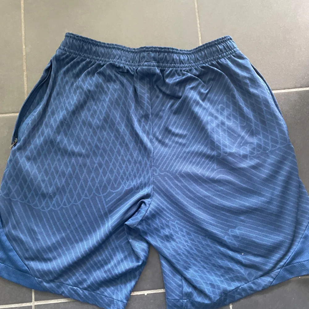 Ett par Brasilien shorts. Köpta från Nike. Storlek M. Är i väldigt bra skick, nästan som nytt. Skriv vid frågor, svarar snabbt.. Sportswear.