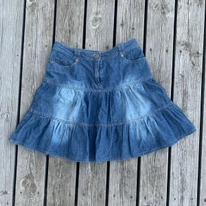 Jeansskjol - Snygg jeansskjol från capri wear! Hör av dig om du vill ha fler bilder. Köparen står för frakten 