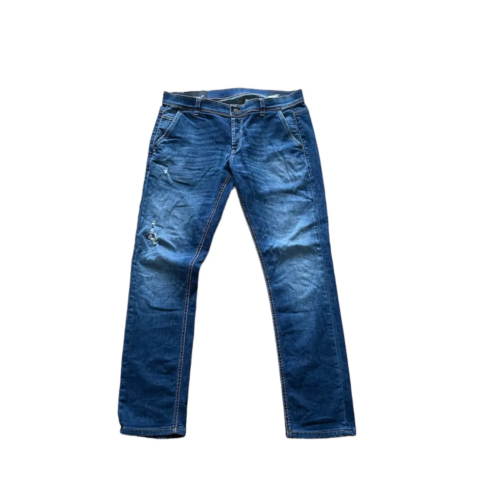 Fint skick, size 34. Passform: slim fit. !!STEAL!! Perfekt om du vill resella eller bara ha på sig själv!. Jeans & Byxor.