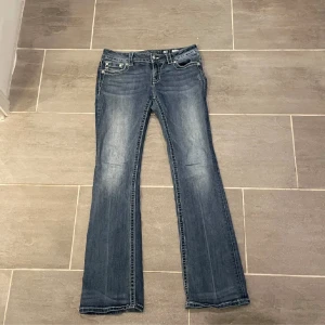 Miss me jeans!  - Ett par fina missme jeans i storlek 28 midja;28 ytterbendlängd; 105, innerbenslängden 85, benöppning 20 har tyvärr inga bilder nu så gämför mått med egna jeans 💕