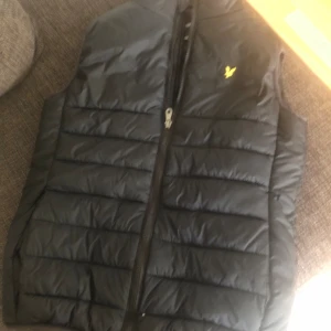 Lyle & scott väst 14-15 år - Svart väst Så gott som ny 