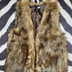 Pälsväst😍 - Pälsväst från H&M, jäkligt snygg så lite osäker på om jag borde sälja…💕