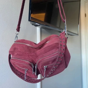  noella väska  - Så fin o cool färg!! Använd en del och lite sliten men inget som påverkar överlag 💓OBS bara det korta bandet (det med metallpluppar) 