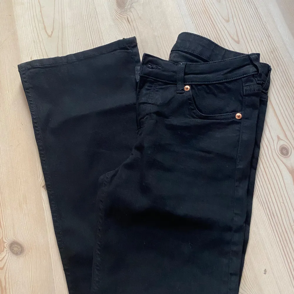  Hej jag säljer dessa svarta monkey jeans jag fick hem dessa idag men de var för stora när jag testade dem.💞. Jeans & Byxor.