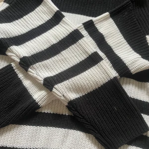 Stickad tröja - Tröjan är som ny! Använd fåtal gånger då jag inte tyck den varit min stil så nu hoppas nu att någon är intresserad❤️Tröjan passar som XXS/XS❤️Skriv om du är intresserad eller vid frågor och funderingar❤️Ny pris: 349kr