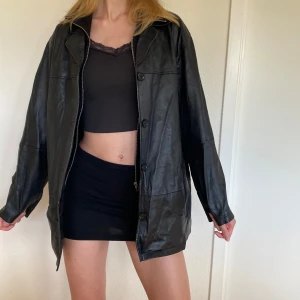 Läderjacka - Läderjacka med innerfickor och fodring. Kan användas under vintern. Storlek 36, men passar oversize<3