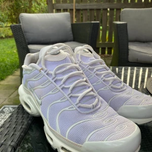 Nike tn skor  - Vita nike tn skor för herr. Skorna är i superfint skick och väl skötta, skorna är nästan nya. 