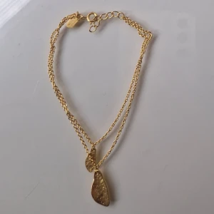 Maanesten armband - carmen - Säljer detta fina armband från maanesten då det inte kommer till användning :( Det är i 18k guldplaterat silver och är 18cm långt!