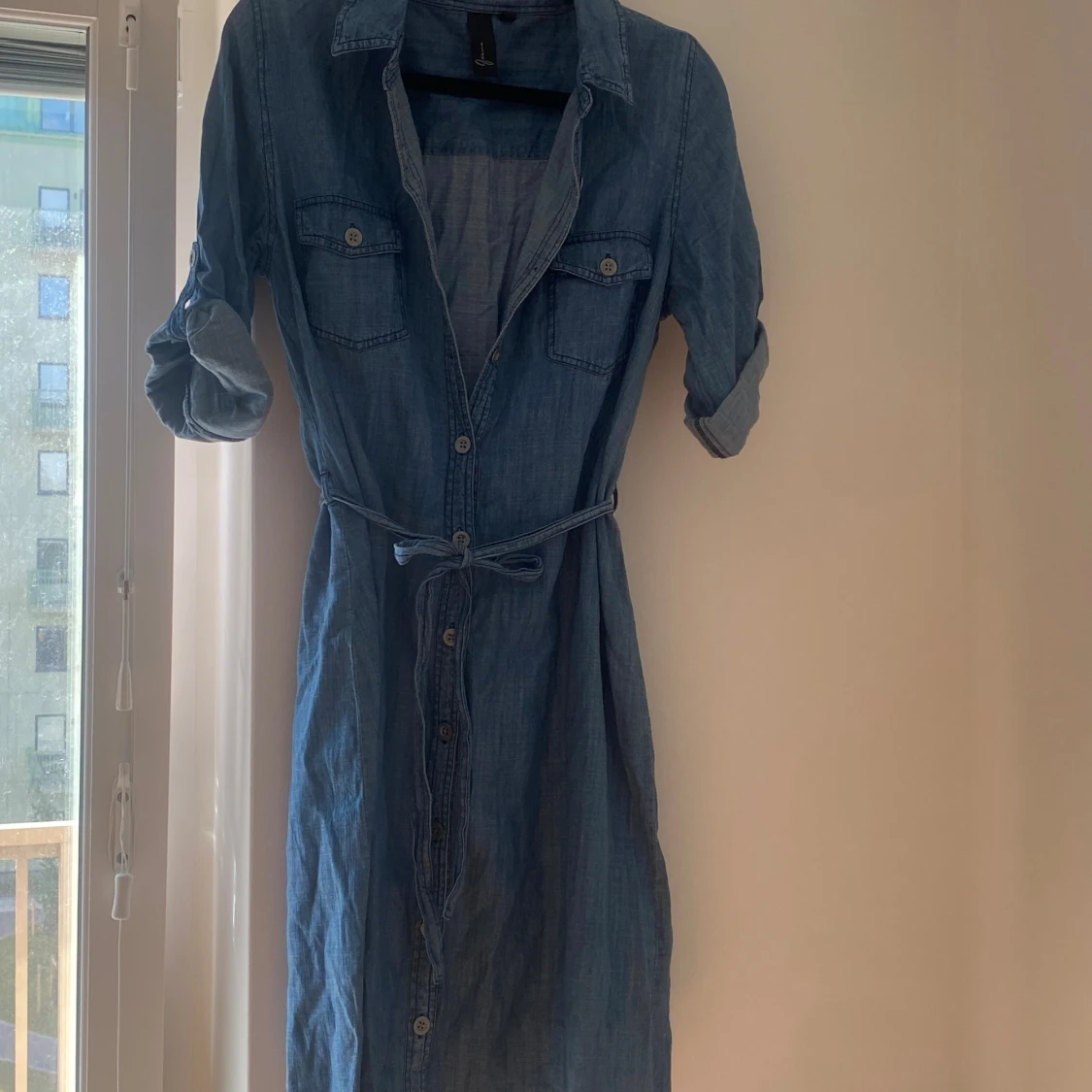 Jeansklänning med knytband