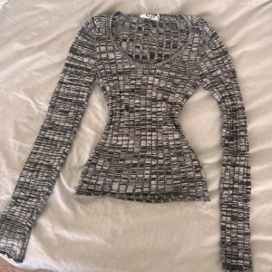 Långärmad topp Nakd - Supersöt långärmadtopp från Nakd 💕Endast använd 1 gång, så praktiskt taget i nyskick! Stretchig i materialet, passar säkert även xs & s 💌 Såå fin att vända bak&fram!