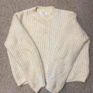 Stickad vit tjocktröja - Säljer en mjuk stickad tjocktröja från zara barn.