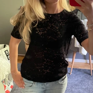 Spets tröja - Svart tröja i spets 