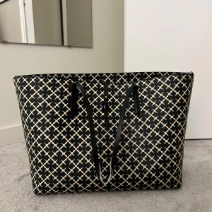 By Malene Birger  - Säljer nu min väska från malene birger, super smidig och praktisk väska! Val använd så defekter förekommer dock inget som påverkar väskans funktion, (se bilder ovan). Därav priset! 