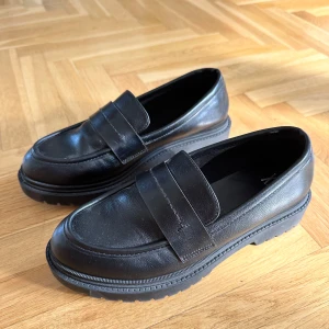 Loafers - Säljer dessa loafers från DinSko, märket XIT. Använda en gång så de är som nya. Storlek 37.  300 kr exkl frakt. 