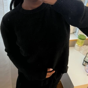 Svart långärmad tröja  - Jätte mjuk och skön tröja perfekt nu till hösten/vintern💓