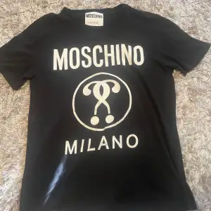 Säljer min moschino t-shirt, den är storlek M och är använd i gott skick. Köpt på NK i Göteborg.