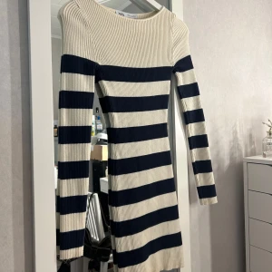 Klänning - Vit/creme med marinblåa sträck, stickad super skön och strechig!💗