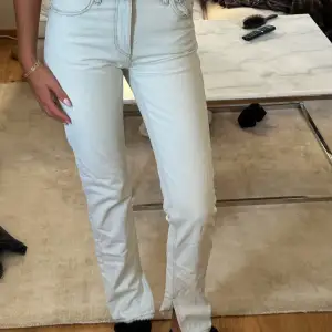 Ljusblåa jeans med slits från Zara, jag är 171 cm lång för ref.