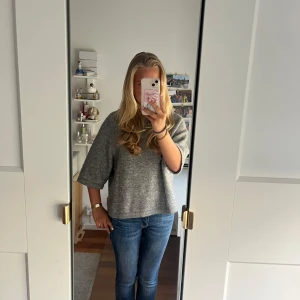 & other stories tröja - Säljer denna superfina trendiga tröja från & other stories i jättebra skick