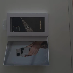 Ideal of Sweden  - iPhone 11/XR  Lite bortskar sista bild Nypris 500 