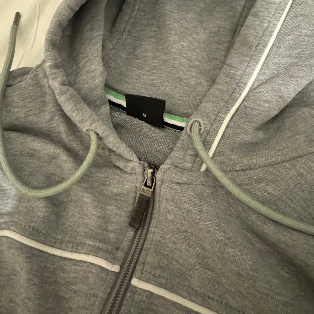 Hugo boss tracksuit i storlek m. Mycket bra skick. . Tröjor & Koftor.