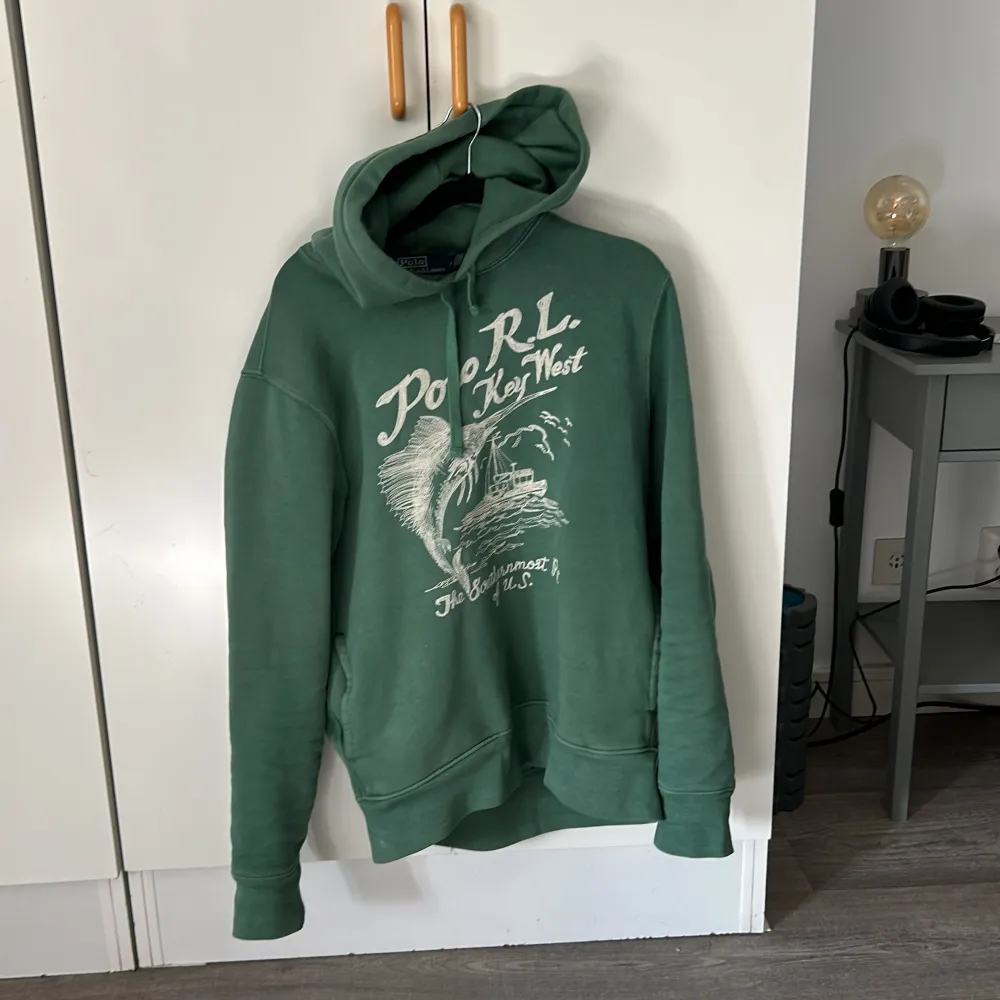 Riktigt snygg och sällsynt Ralph Laurne hoodie i en grön färg! Kom med bud och potentiella byten kanske👀. Hoodies.