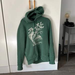 Riktigt snygg och sällsynt Ralph Laurne hoodie i en grön färg! Kom med bud och potentiella byten kanske👀