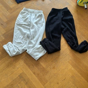Mjukisbyxor i grått och svart från Gina tricot  - Säljer två par mysiga mjukisbyxor från Gina tricot  i storlek xxs. Ett par är gråa och det andra paret är svarta. Perfekta för en chill dag hemma eller en snabb tur till affären. De har elastisk midja för extra komfort.   Säljer 1 för 75 Båda för 150