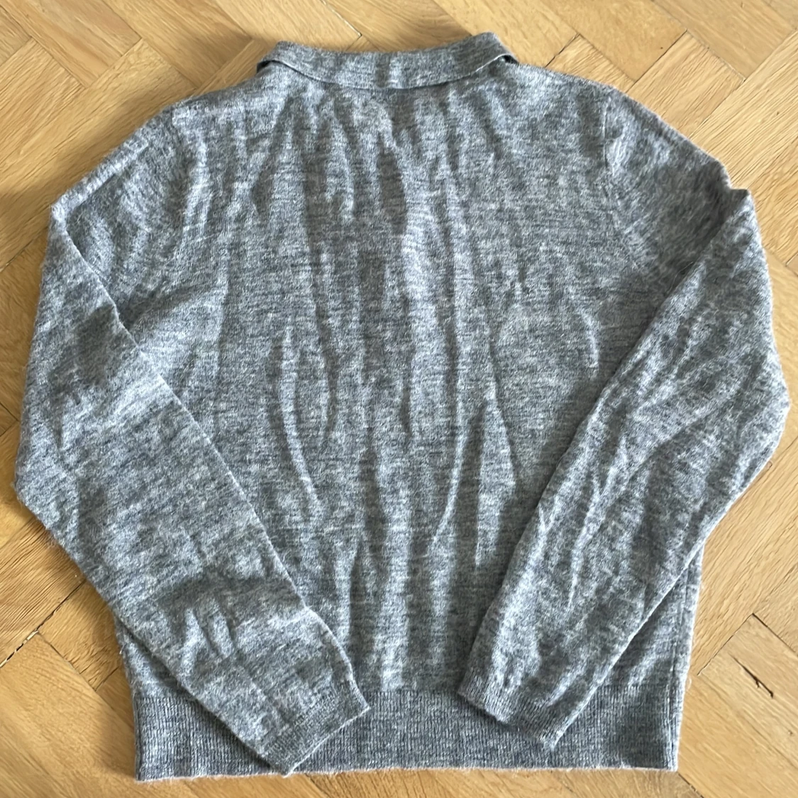 Grå tjocktröja  - 91