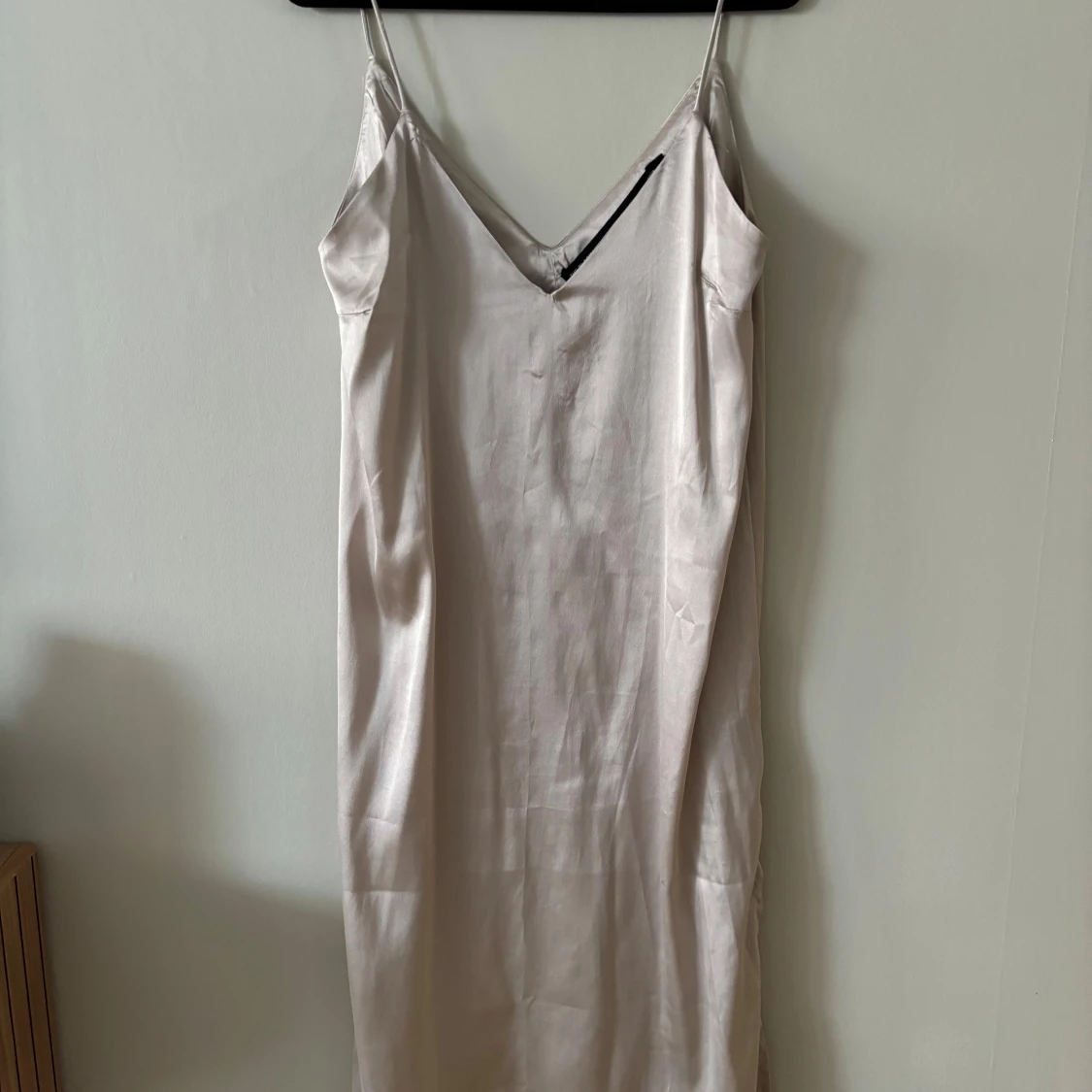 Champagnefärgad sidenklänning från The Black Label Collection