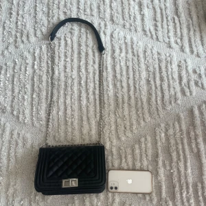 Handväska - Säljer denna jättegulliga väskan som jag aldrig använt . Väskan är köpt på loppis men jag inga defekter och är i jättebra skick💓