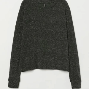 Mörkgrå stickad tröja - Säljer en mysig mörkgrå stickad tröja. Den är perfekt för kyliga dagar och har en avslappnad passform. Tröjan har långa ärmar och en rund halsringning. Superbekväm och lätt att matcha med olika outfits! Jättebra för eventer som tex nyår💓