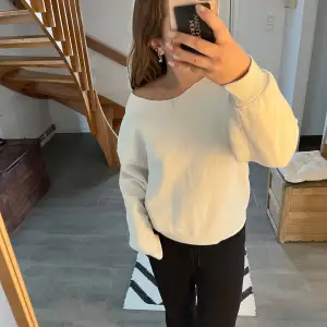 Vit off-shoulder tröja som jag inte fått någon användning för. Står ingen storlek eller märke men skulle gissa att det är en  XS/S 💕