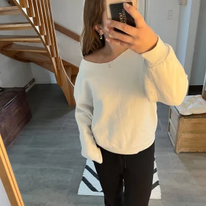 Vit off-shoulder tröja - Vit off-shoulder tröja som jag inte fått någon användning för. Står ingen storlek eller märke men skulle gissa att det är en  XS/S 💕