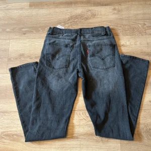Levis jeans 512, slim taper - Säljer dessa jätte fina levis jeans för att dem inte används. Jeansen är i en tajtare model och är i barn storlek men dem passar någon som ät lite kortare. Lappen på baksidan är lite lös. Svara gärn på frågor om nån är intresserad💕
