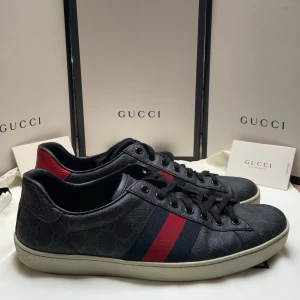 Gucci ace - Tjena,säljer nu dessa Gucci ace i storlek 43!-skick 9,5/10-❗️allt og medföljer ❗️-nypris 8200- skriv vid intresse,mvh luxe!