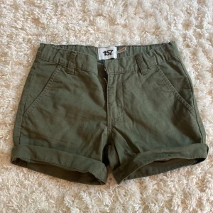 Gröna shorts - Väldigt fina shorts tyvärr för små. Bra skick andvänd fåtal gånger 