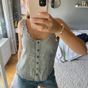 Sött linne  - Jättesött ljusgrönt linne med knappar i mitten💗