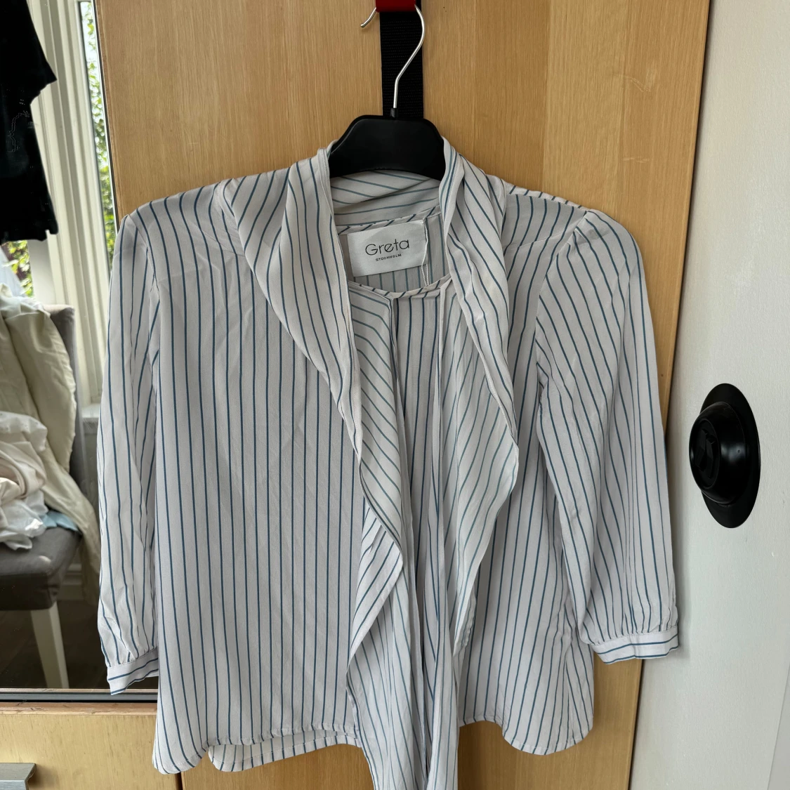 Vacker blåvit knytblus - 91