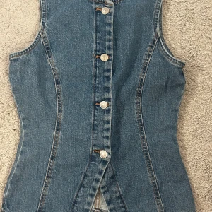 Denim väst - Någon som har den mörka jeans västen från Gina som kan tänka sig att byta??